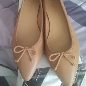 Talbots Flats $88 size 9.5M + free belt .